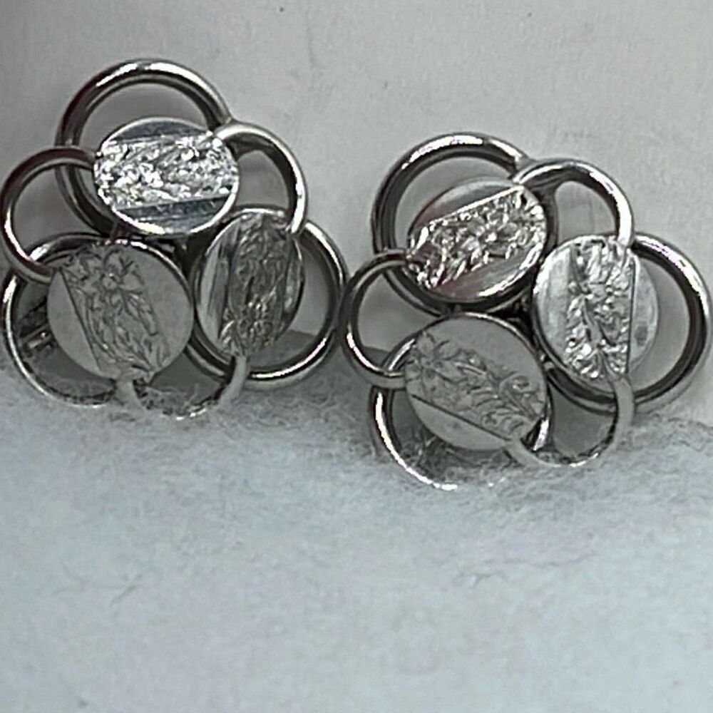 Vintage 3D Sarah Coventry swirl clip earrings.